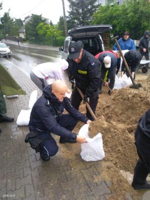 Działania policjantów w związku z podtopieniami