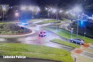 Elektryczny rower na rondzie i samochód plus śliska droga.