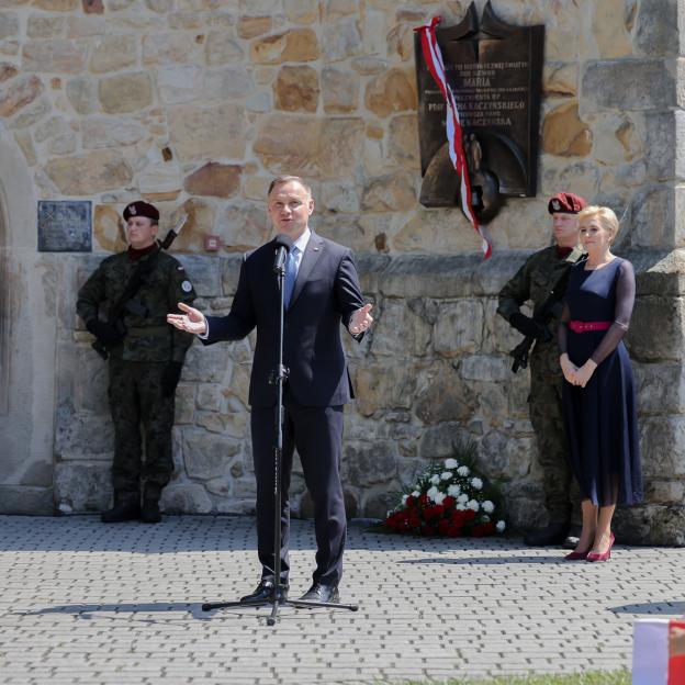 [VIDEO] Odsłonięcie tablicy upamiętniającej śp. Marię i Lecha Kaczyńskich