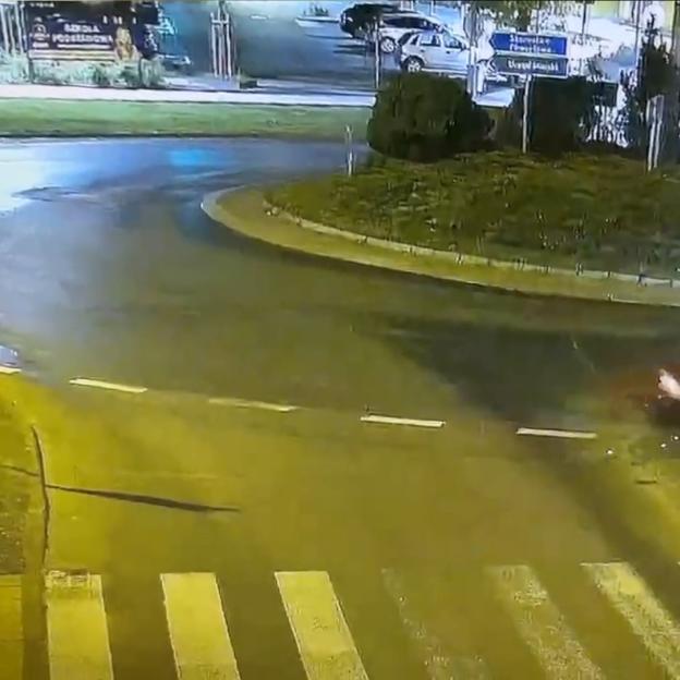 [VIDEO] Rondo dla kierowcy pod wpływem alkoholu okazało się za małe