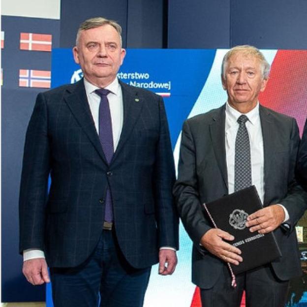 [VIDEO] Polska armia tankuje przyszłość – największy kontrakt logistyczny od lat na 320 wojskowych cystern za miliard złotych!