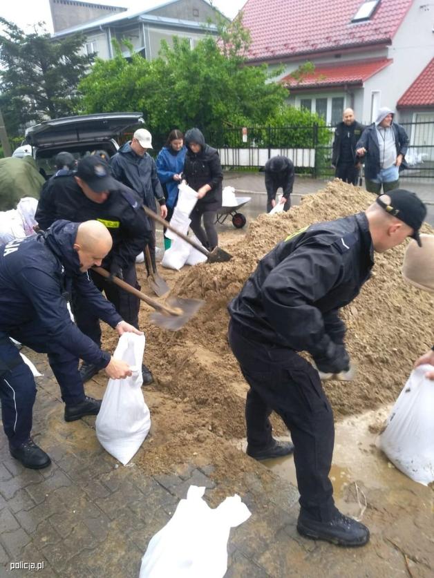 Działania policjantów w związku z podtopieniami